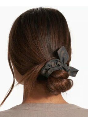 NWT Vuori Hair Tie Scrunchy in Chia Stucco Print